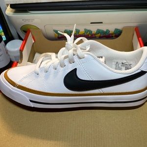 Nike court legacy gs size 4 youth